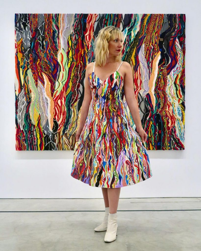Ariel Adkins pinta directamente sobre la prenda, como si fuera un lienzo en blanco. 