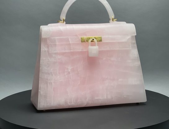¿Quién es la artista que diseña carteras de lujo ¡de piedra!?