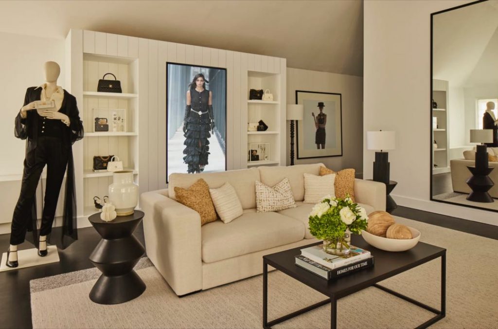 La tienda efímera de Chanel en los Hamptons evoca el icónico salón del departamento parisino de Mademoiselle Chanel. 