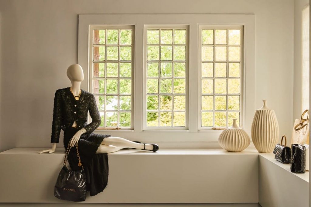 Los ventanales blancos típicos de una casa soñada en los Hamptons decorada by Chanel. 