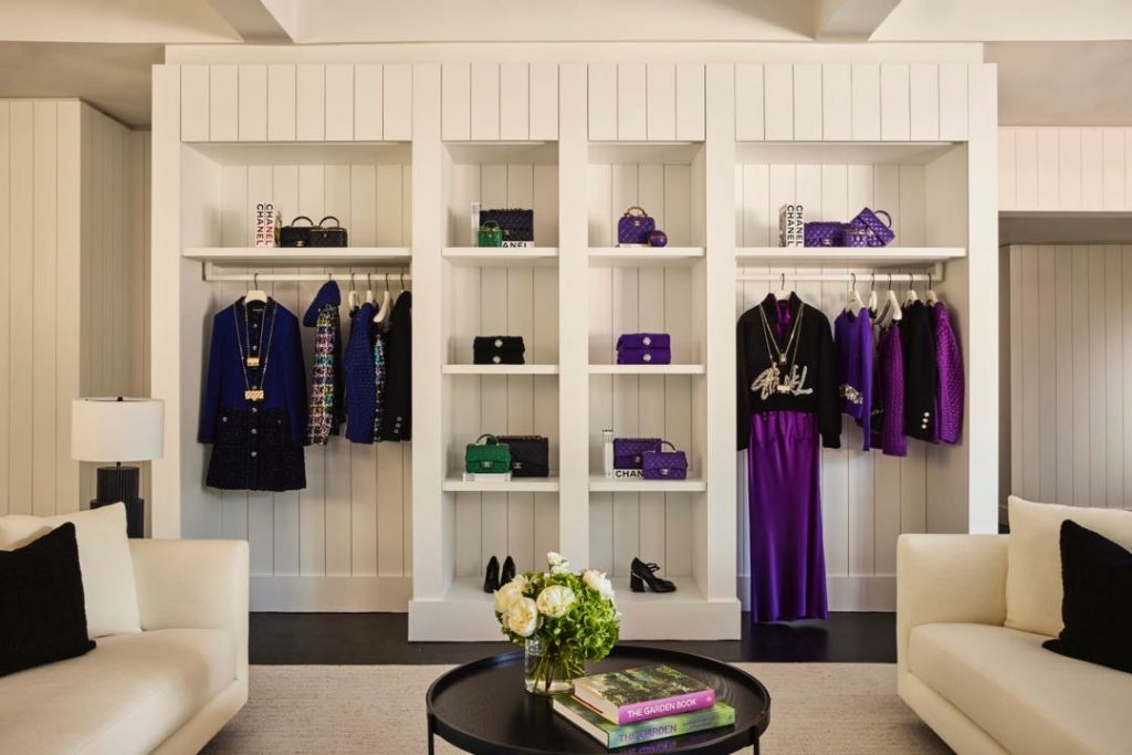 El interior de la tienda temporal de Chanel en los Hamptons está más inspirada en una clásica boutique francesa. 