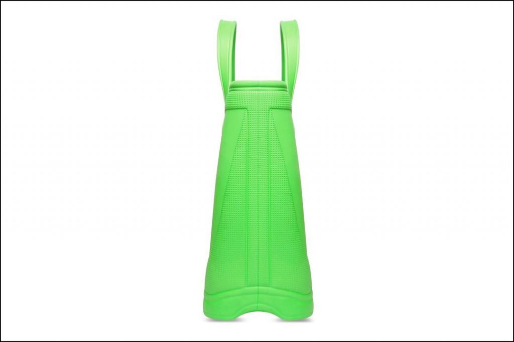El diseño simple y el color vibrante del bolso tote de Balenciaga x Crocs. 