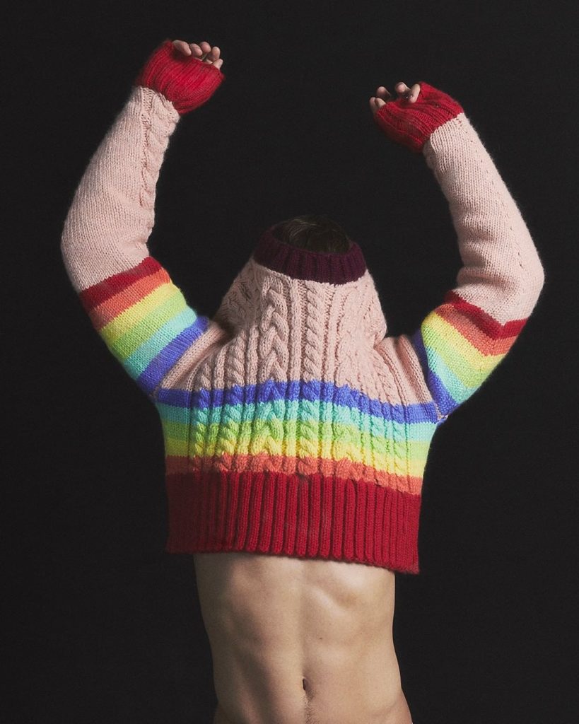 Tom Daley tejió dos suéteres con Ami Paris que ya son símbolo del mes Pride 2022.