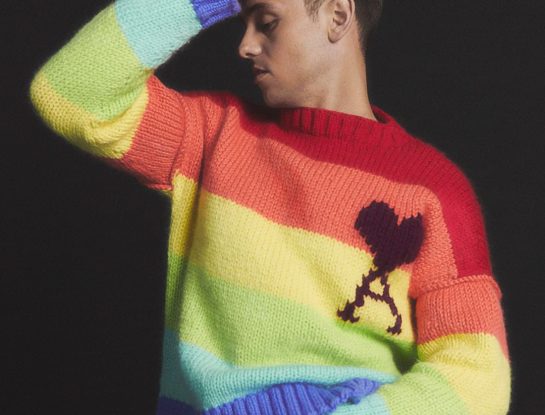 Tom Daley, el atleta que tejió en los juegos de Tokio, celebra el Orgullo con un icónico diseño artesanal