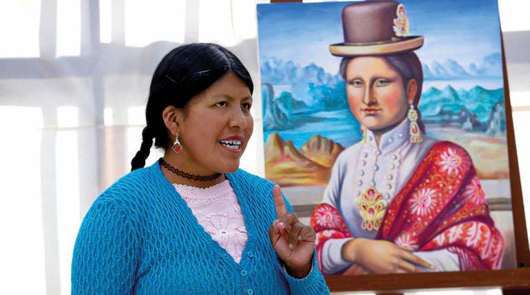 Claudia Callizaya junto a su “Mona Lisa cholita”. 