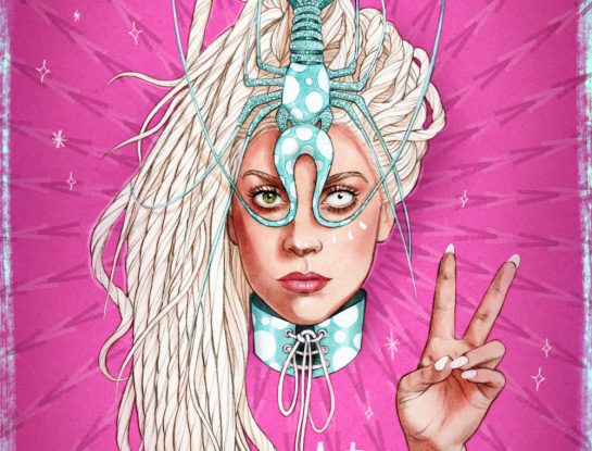 Así refleja su pasión por la moda y la música una ilustradora: retrato de una artista del dibujo y diseño
