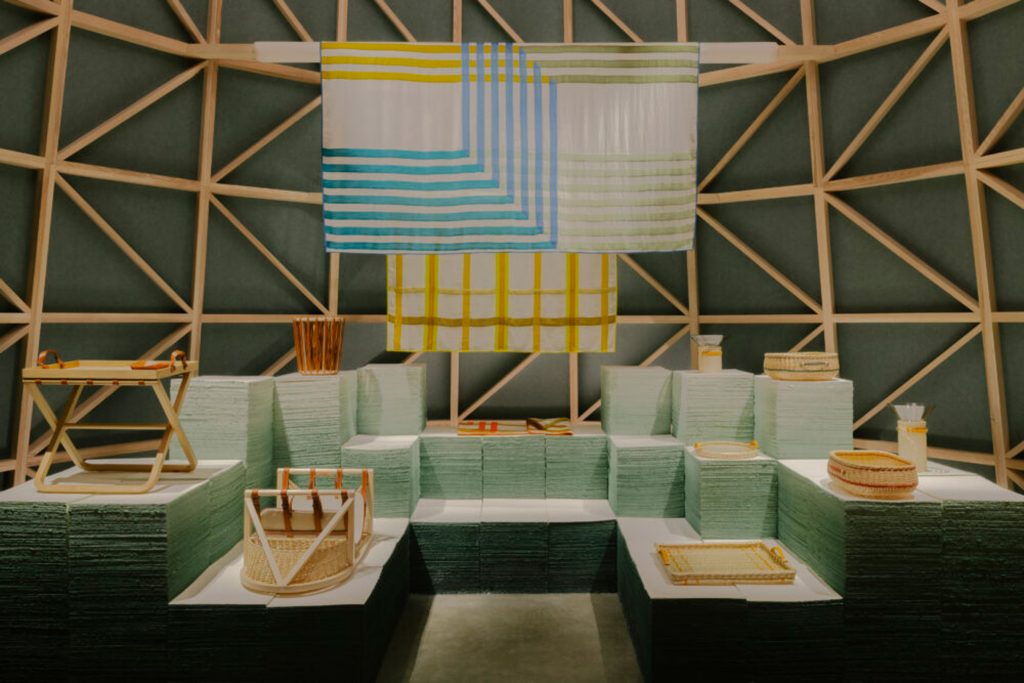 La instalación presenta en su interior la colección para el hogar 2022 de Hermès. 