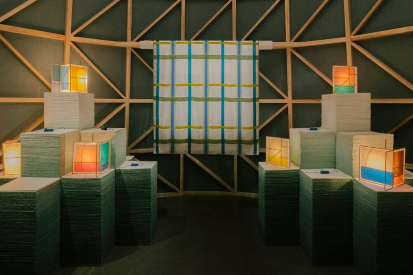 La instalación presenta en su interior la colección para el hogar 2022 de Hermès. 