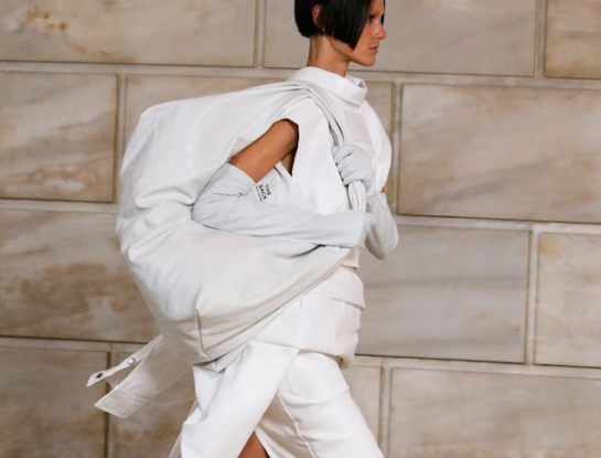Los mejores 15 looks del desfile otoño-invierno 2022/23 de Marc Jacobs