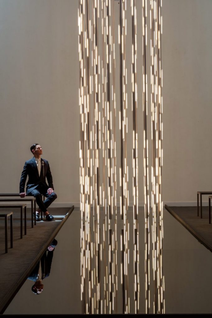 Una de las más espectaculares propuestas de Lee Broom es una lámpara colgante de seis metros de largo.