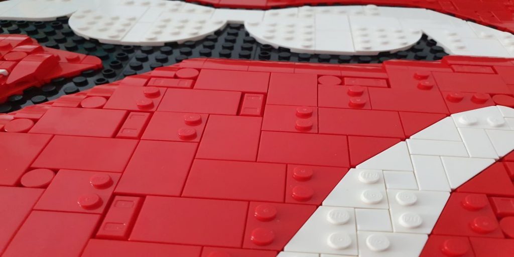 Detalle del logotipo de The Rolling Stones hecho con bloques de Lego. 