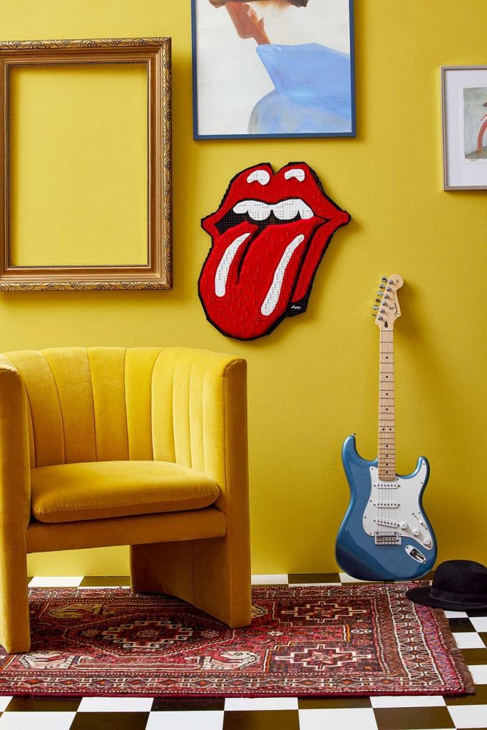 El modelo terminado del logo de Rolling Stones x Lego resulta un objeto de rock & pop decorativo. 