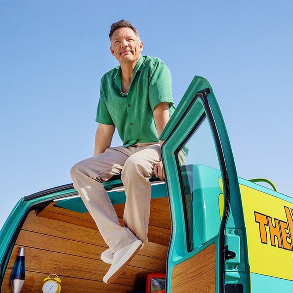 Matthew Lillard, el actor que interpreta a Shaggy, es el anfitrión de la experiencia de viajar en la combi de Scooby Doo. 