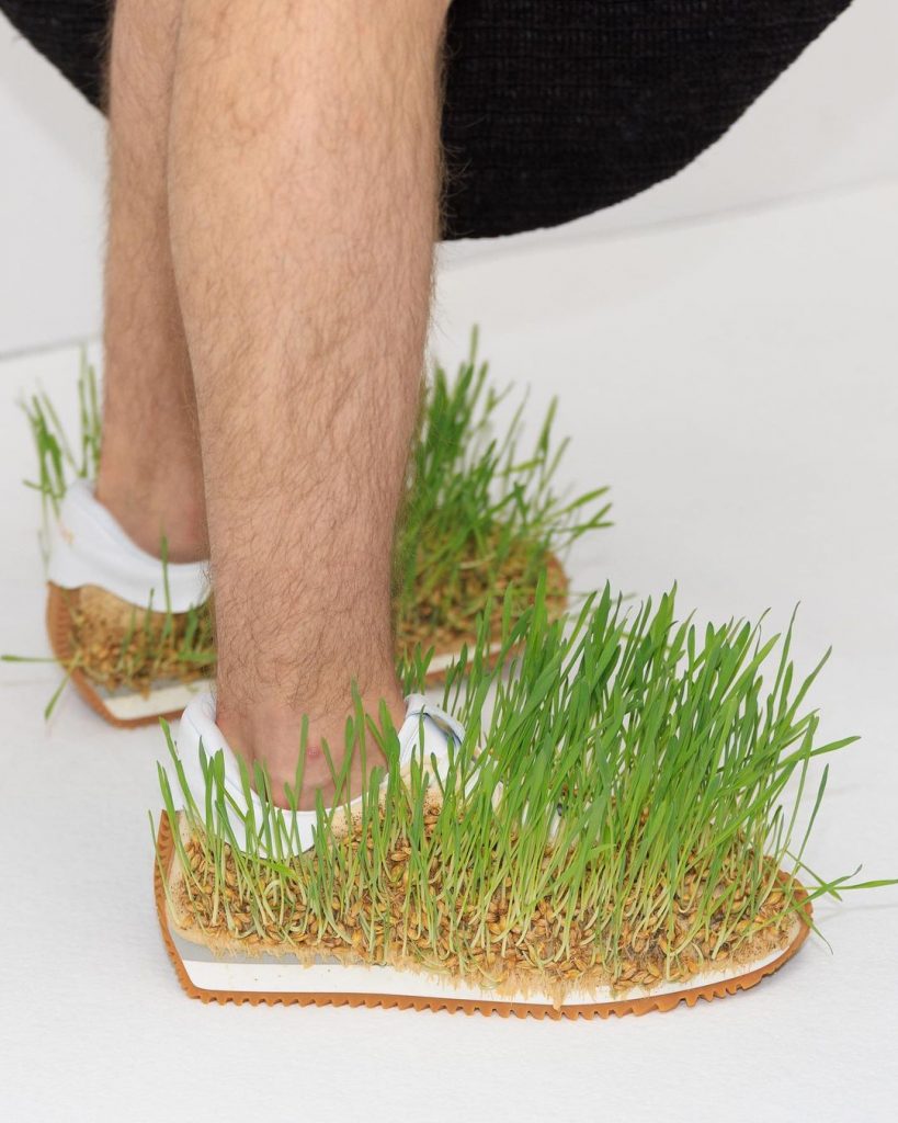 El calzado germinado, protagonista de la colección masculina primavera verano 2023 de Loewe x Jonathan Anderson. 