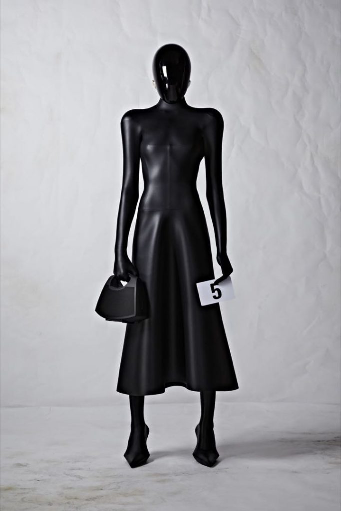 Diseño de neopreno y cartera altavoz, la moda más innovadora de Balenciaga. 