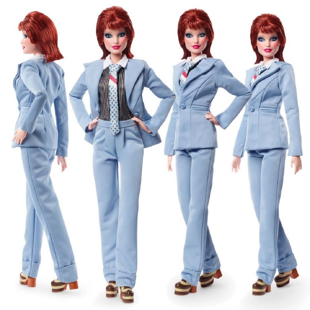 Barbie vestida de azul y el el pelo rojo, recreando la imagen de DAvid Bowie de 1972. 