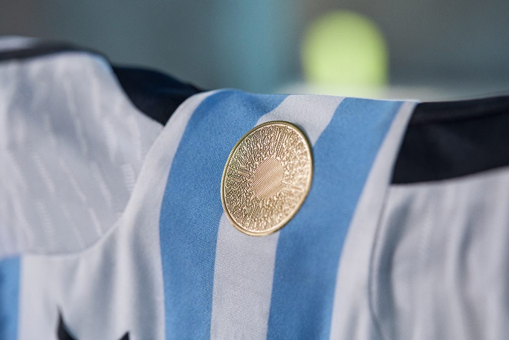  La nueva camiseta de la selección argentina incorpora el Sol de Mayo en la parte posterior del cuello.