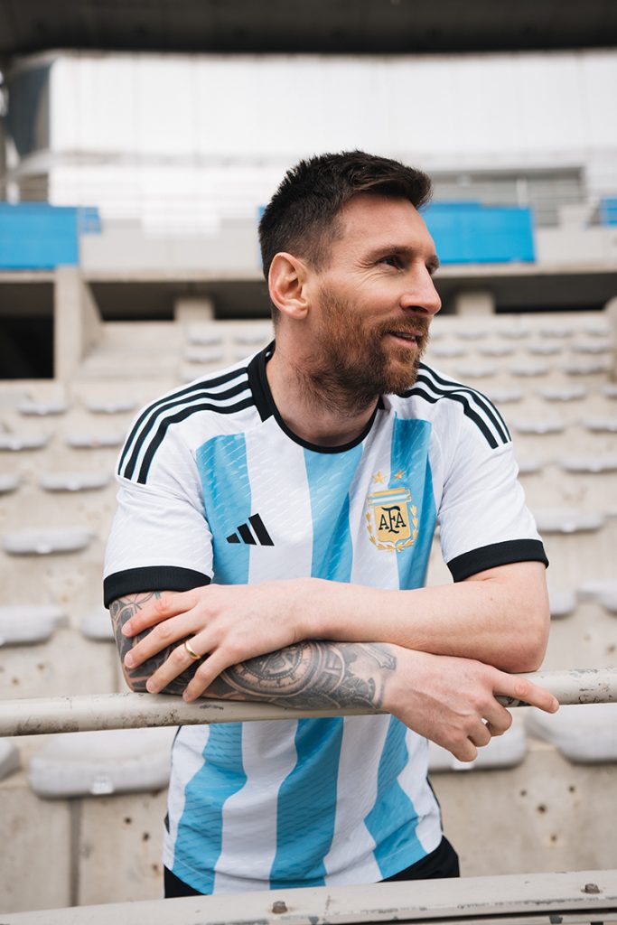 Messi estrenó la nueva camiseta de la Selección Argentina de fútbol para Qatar 2022. 
