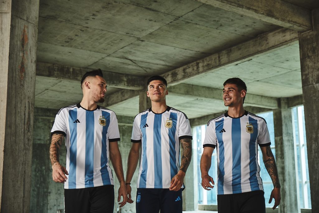 “El sentimiento de un país” es el lema de la camiseta celeste y blanca de argentina para el próximo Mundial Qatar 2022. 