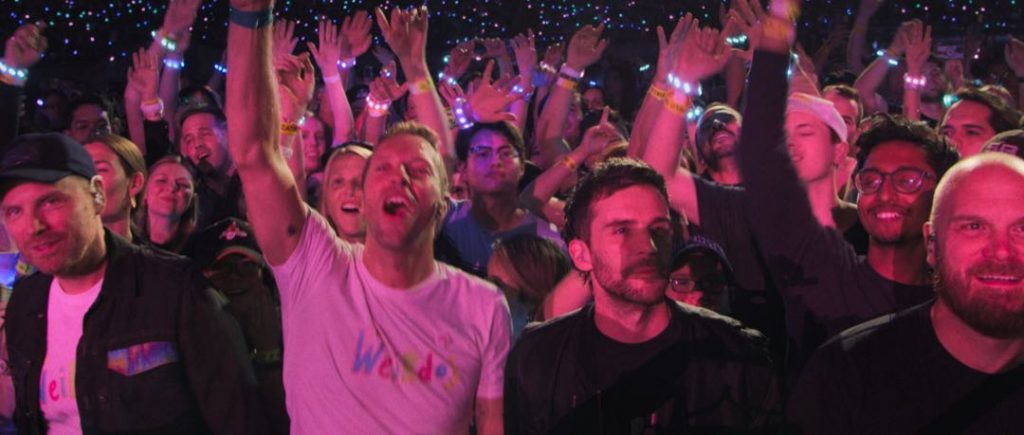 Chris Martin y Coldplay participan del video de "Biutyful" entre títeres. 