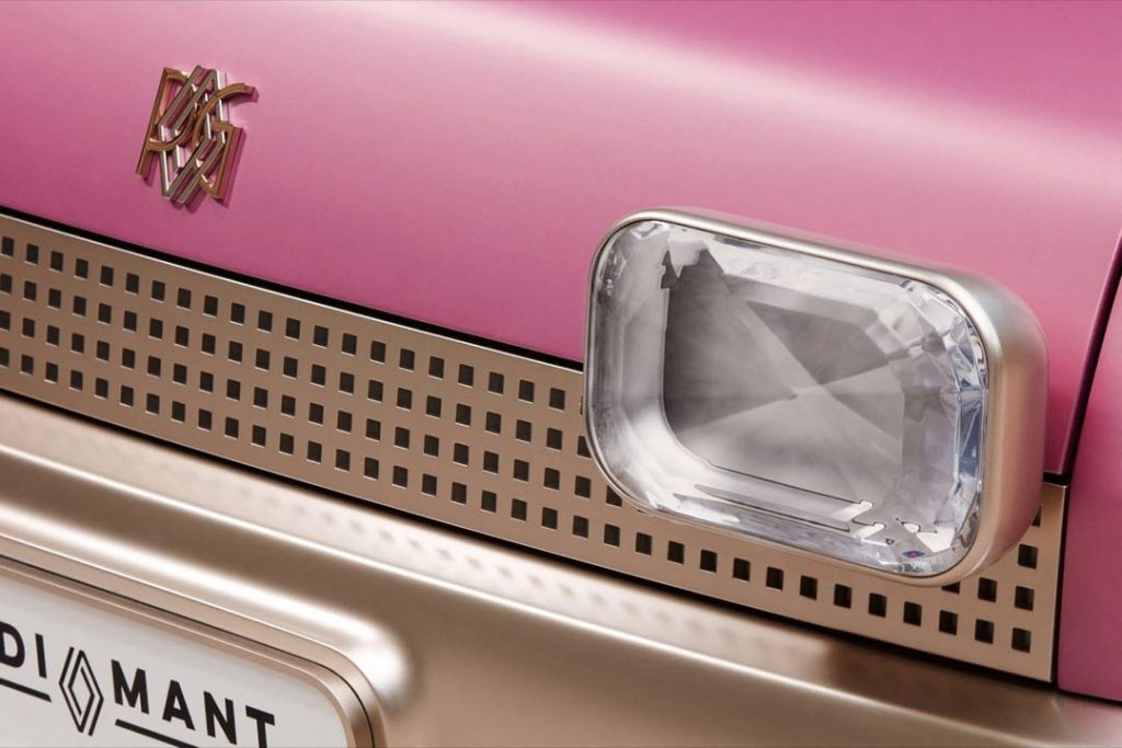 Los faros en primer plano del fabuloso Renault 5 Diamant. 