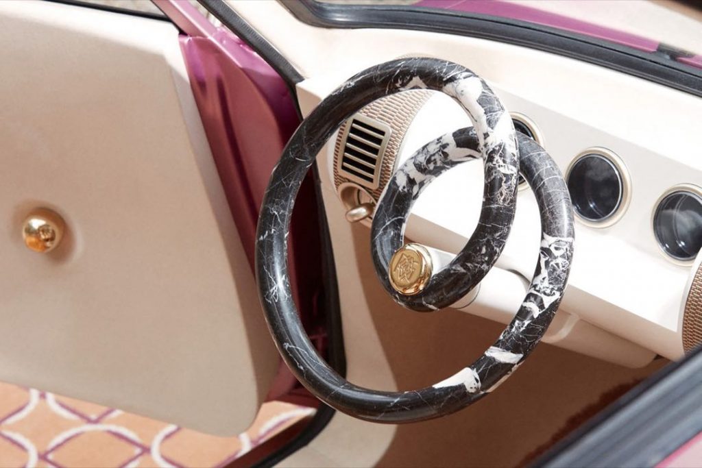 El volante del Renault 5 Diamant está hecho de mármol, diseñado en forma de corazón. 