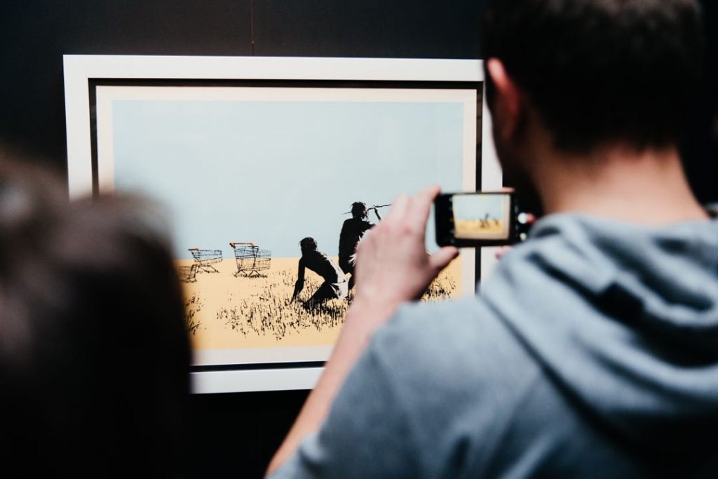 Las obras originales de Banksy fueron cedidas por colecciones privadas internacionales con su certificado de autenticidad (COA).