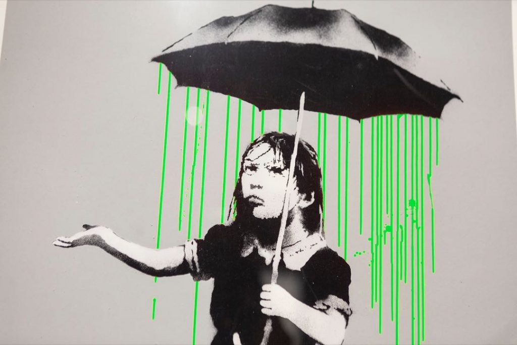 “Girl with umbrella” (Niña con paraguas) o “Nola” de Banksy. 