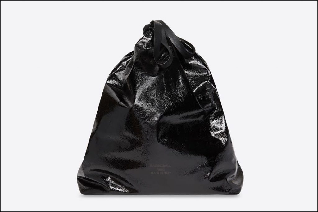 La bolsa de basura de Balenciaga viene total negro, y se replica en más llamativas tonalidades combinadas. 