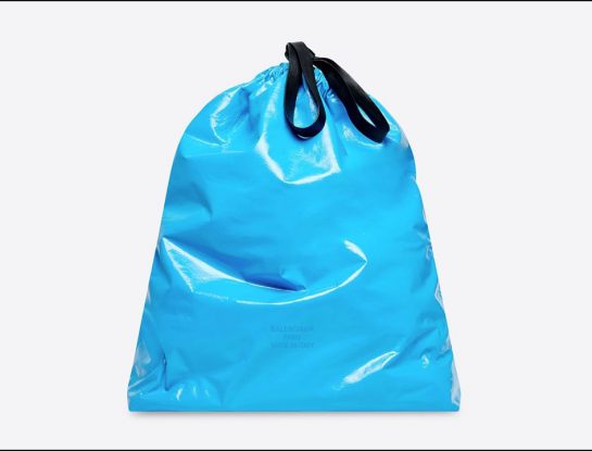 El nuevo diseño sensación de Balenciaga es ¡una bolsa de basura!