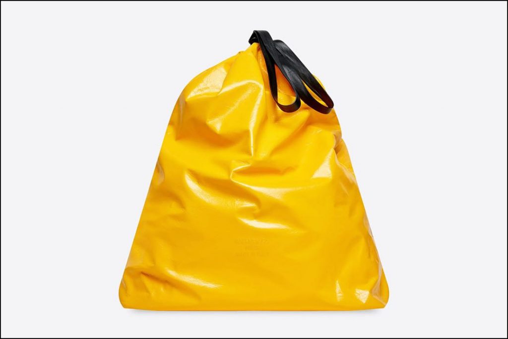 La bolsa de basura se llama Balenciaga Trash Pouch. 