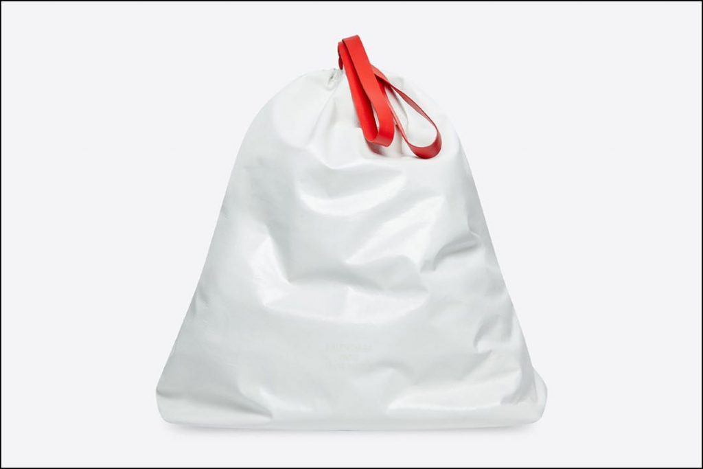 La bolsa de basura de Balenciaga es otro capricho de su director creativo Demna Gvasalia. 