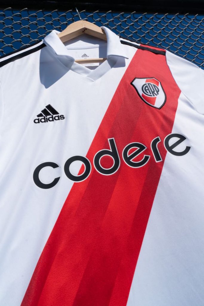 La camiseta de River modelo 2022/23 posee el nuevo escudo del club y también un cuello tipo polo, inspirado en las icónicas camisetas de los años 90. 
