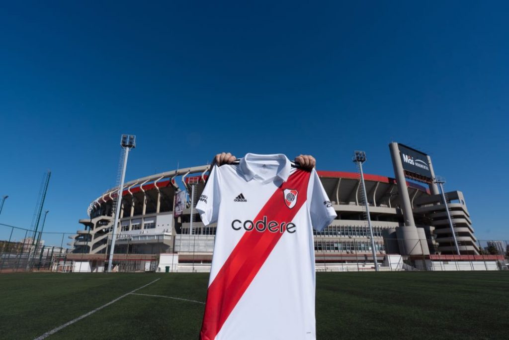 La nueva camiseta de River se estrena el sábado 13 de agosto, ante Newell’s Old Boys, en el estadio Monumental. 