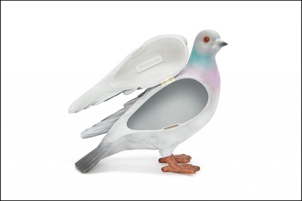 El “Pigeon Clutch” de JW Anderson es una réplica naturalista y en tamaño real de una paloma. 