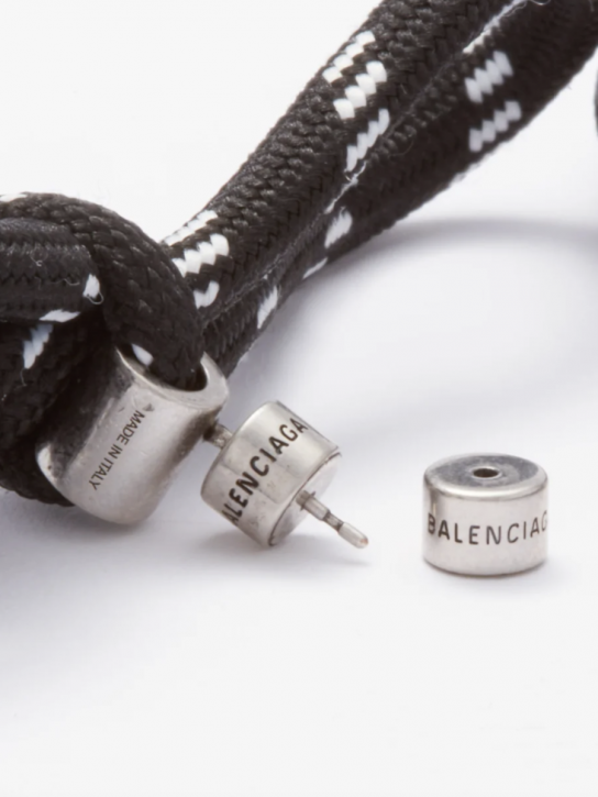 En algunos accesorios de la línea, a los cordones se suman detalles metálicos con el nombre de Balenciaga. 