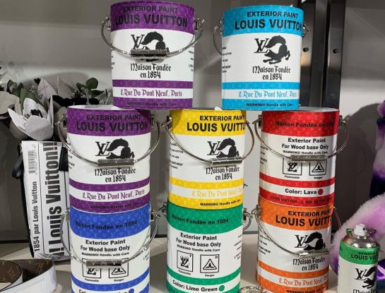 Louis Vuitton convierte sus carteras en latas de pintura y Balenciaga estrenó aros de cordones de zapatillas