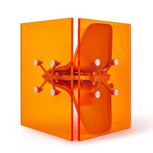 Las transparencias naranjas saturadas, seña particular del diseño de Cometabolism Studio. 