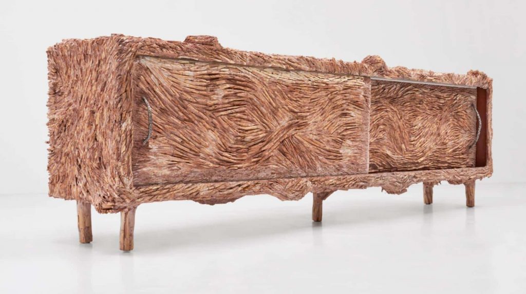 Una cómoda con los colores y texturas naturales que caracterizan los muebles de Nacho Carbonell. 