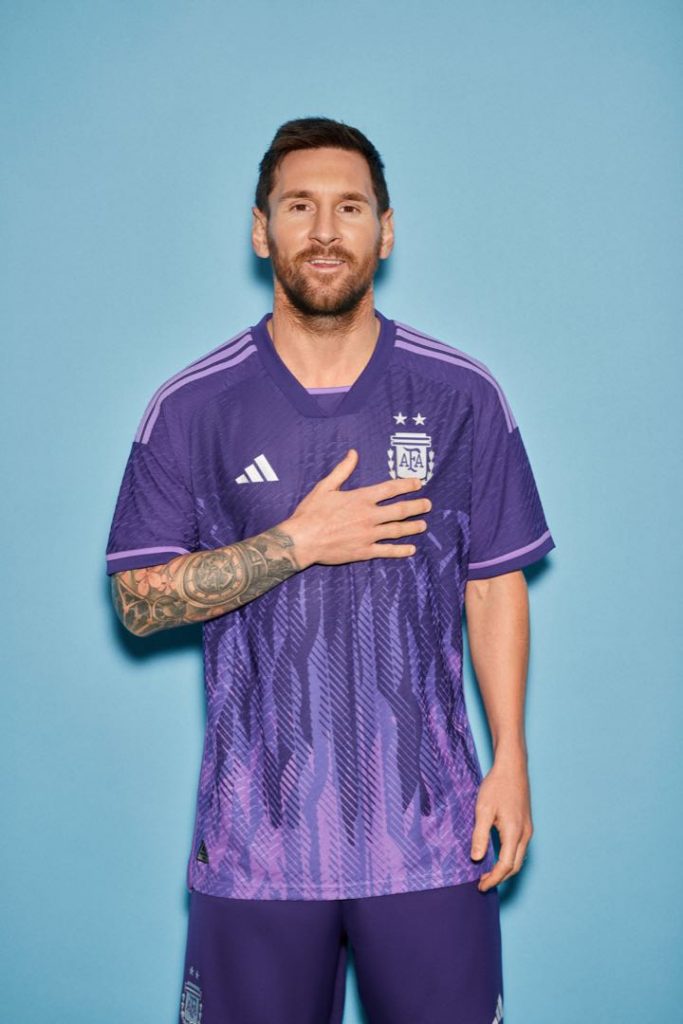 Messi estrena la nueva camiseta alternativa de la selección argentina para el Mundial Qatar 2022. 