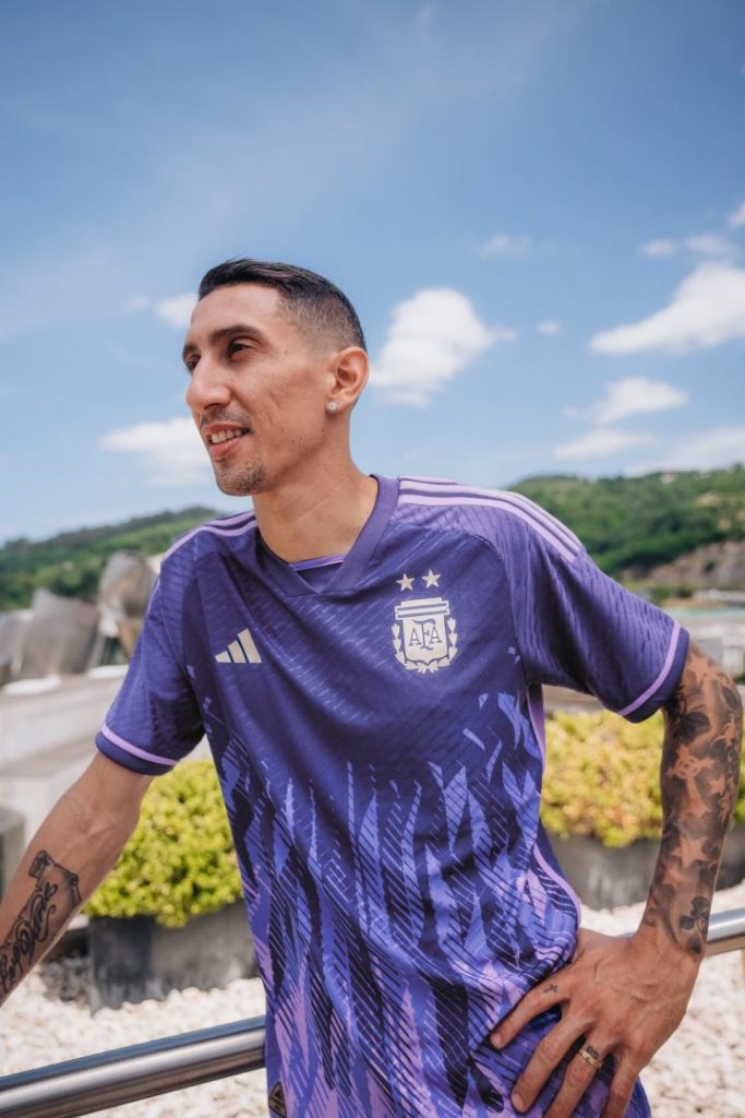 Di María estrena la nueva camiseta alternativa de la selección argentina para el Mundial Qatar 2022. 