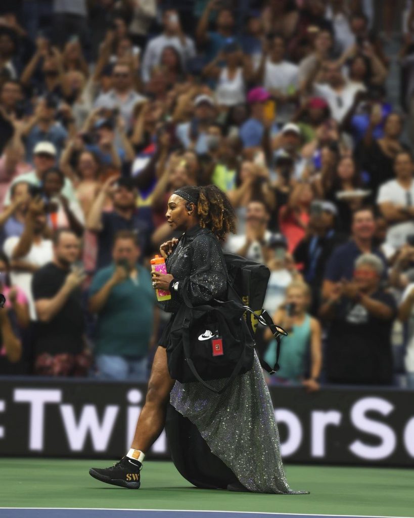 Serena Williams es jugadora diferente y también se anima a entrar a la cancha con un look transgresor. 