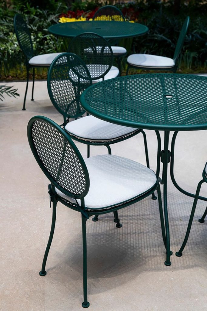 La línea de Dior y San Baron incluye una silla, un sillón y dos mesas, una con tablero redondo y la otra con tablero cuadrado. 