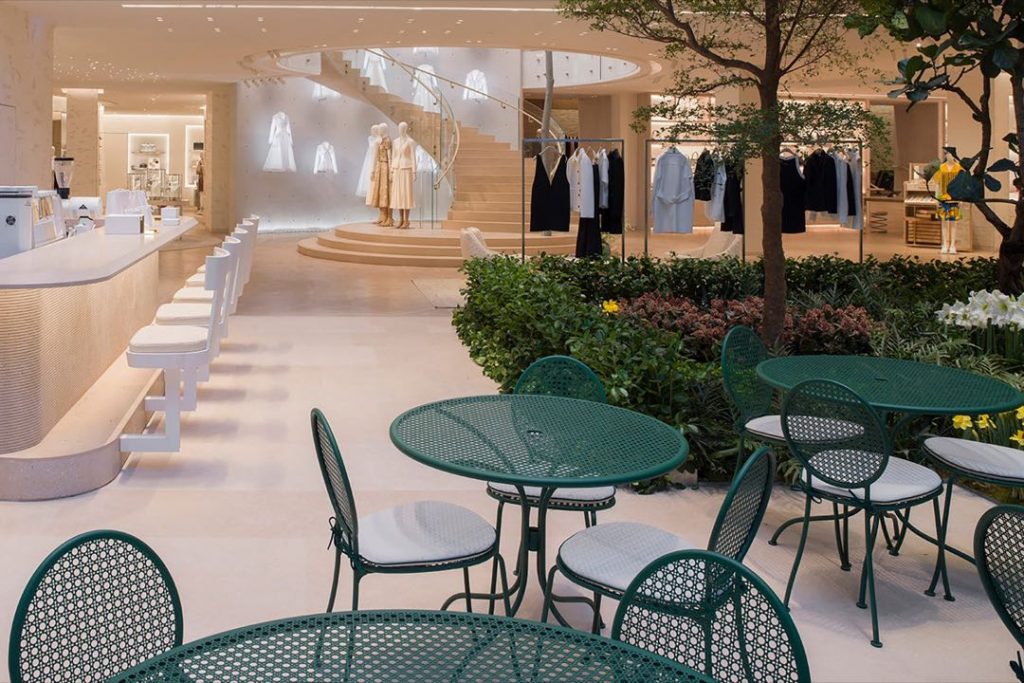 Dior Maison se unió a Sam Baron para una exquisita colaboración de muebles de exterior. 
