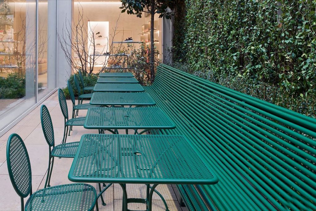 Pura elegancia con french touch. Así es la línea de muebles para la decoración al aire libre presentada por Dior Maison Outdoor. 