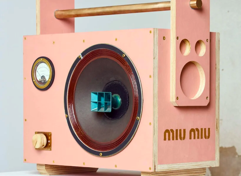  Los parlantes Miu Miu diseñados por Tom Sachs. 