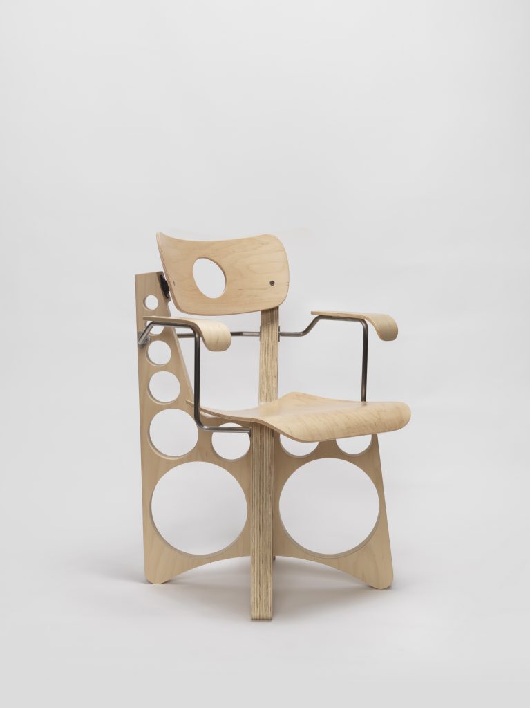 Una silla con el estilo único de Tom Sachs. 