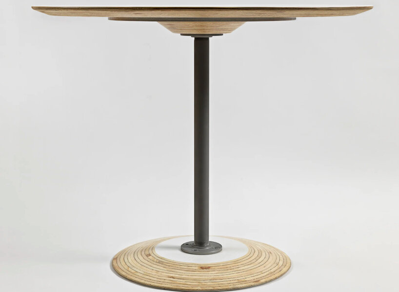 Una mesa con el estlo del diseñador y escultor neoyorkino Tom Sachs. 