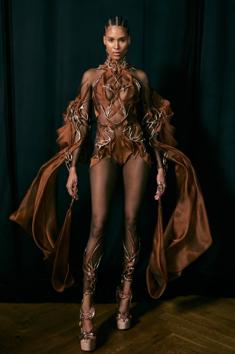 El vestido de alta costura vegano creado a partir de granos de cacao por Iris Van Herpen junto con la marca de helados Magnum. 