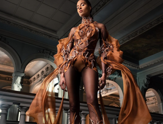 Así es el fabuloso vestido vegano de cacao de Iris Van Herpen que conquistó París